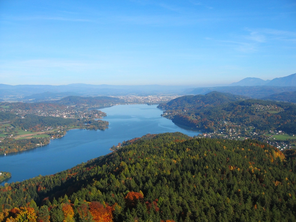 Blick auf den Wörthersee im Herbst